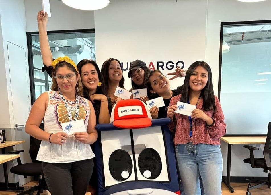 Equipo con disfraces en la oficina