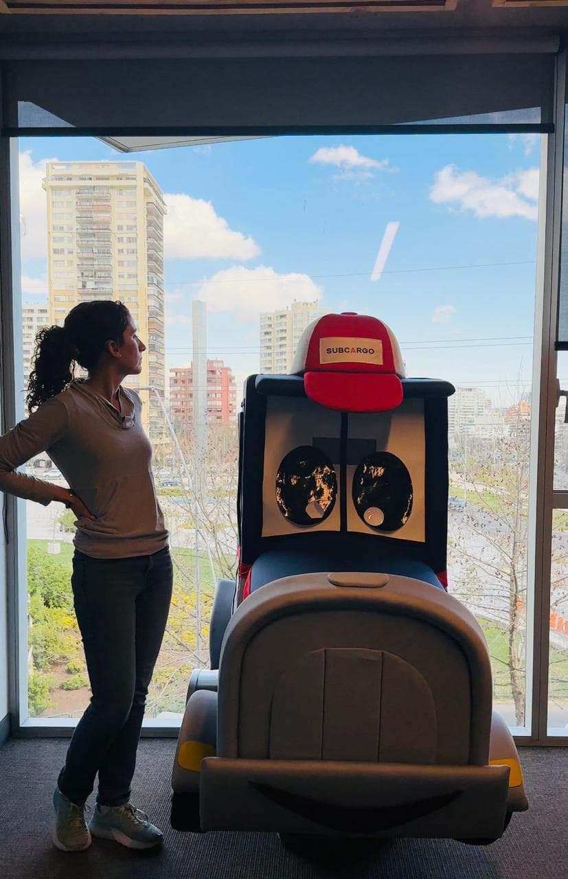 Camión negro transportando mercancías