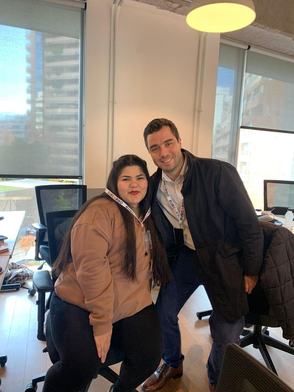 Camión rojo en una autopista